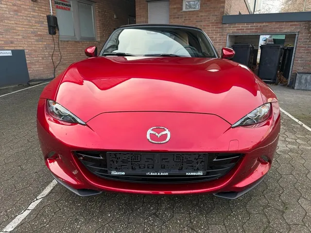 Roter Mazda MX-5 ND von vorn