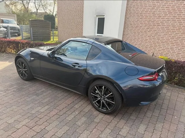 Grauer Mazda MX-5 RF von hinten