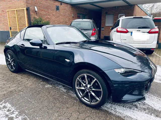Dunkelblauer Mazda MX-5 RF auf dem Hof