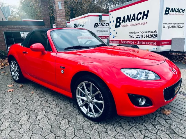 Roter Mazda MX-5 NC mit offenem Verdeck