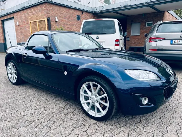 Dunkelblauer Mazda MX-5 NC